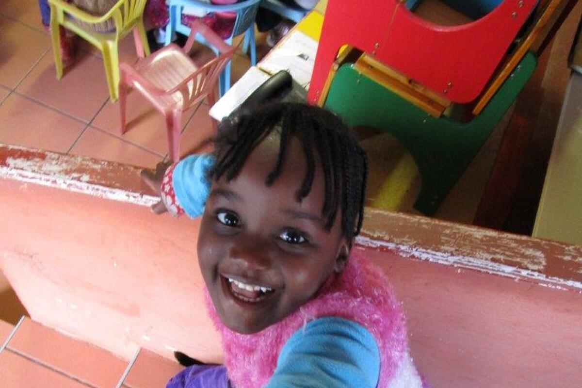 Een meisje in de kleuterschool