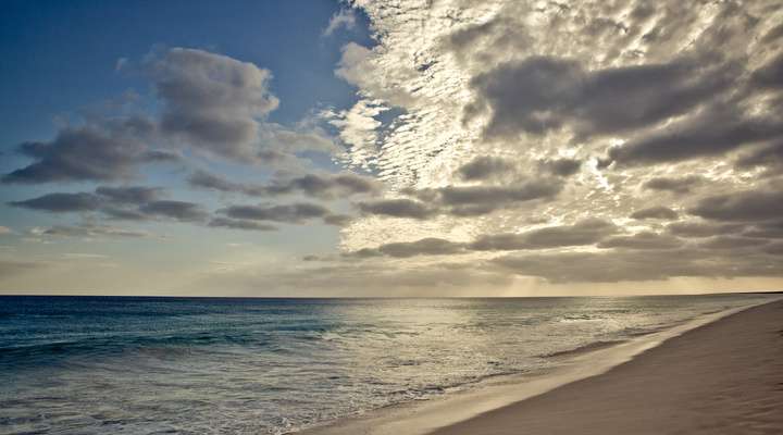 Wolken boven het Kaapverdische strand