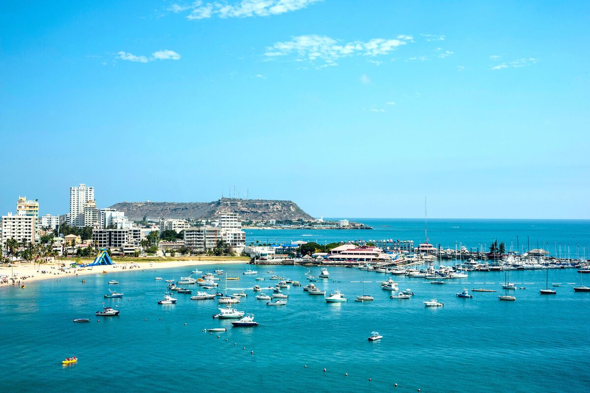 Strand en jachthaven in Salinas, Ecuador