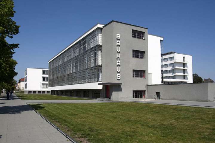 Voorzijde van het Bauhaus