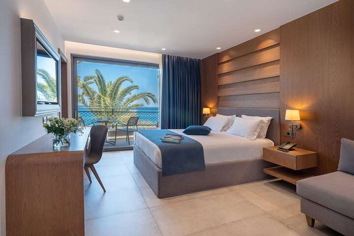 Luxe kamer met balkon en uitzicht op zee