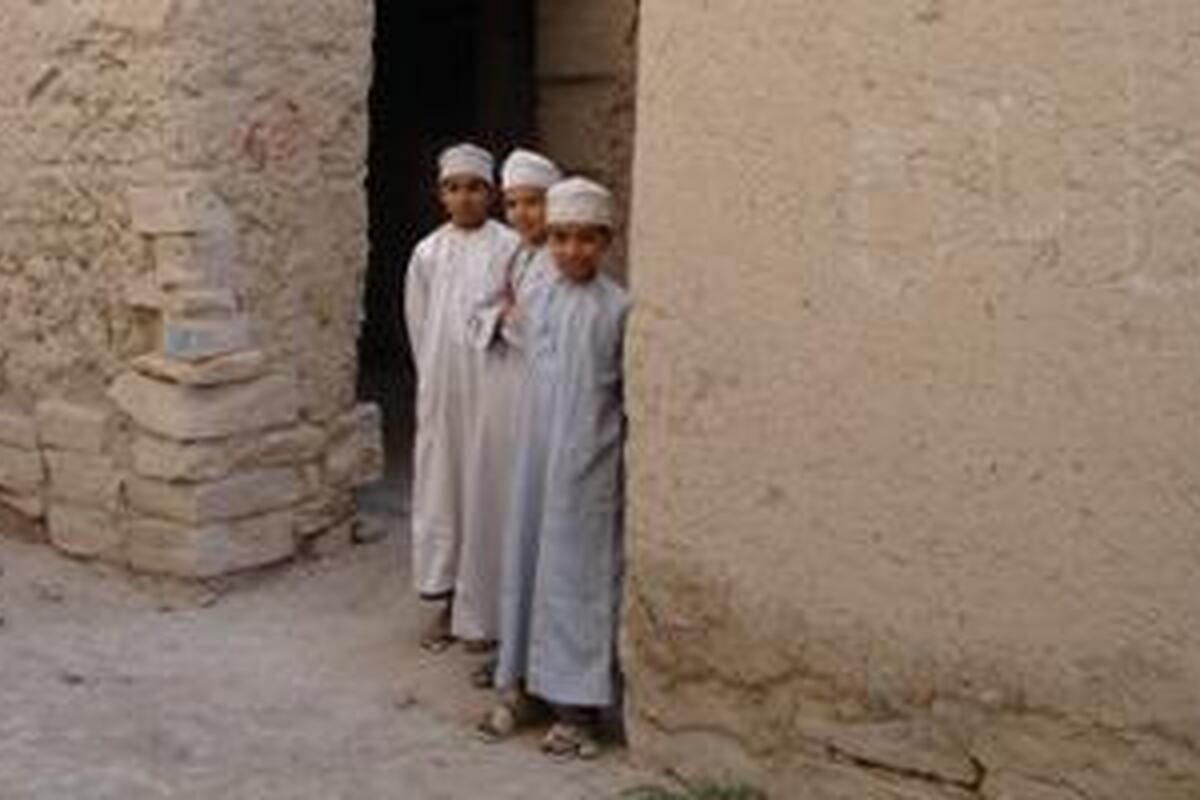 jongens uit Manah, klein stadje opgebouwd uit leem, Oman