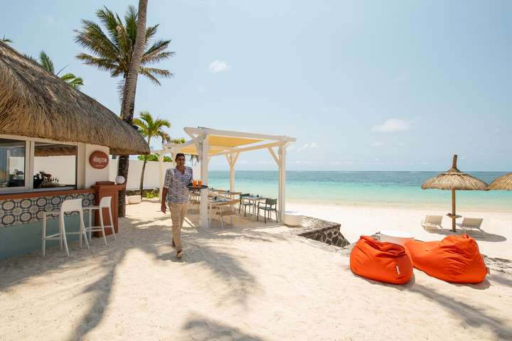 Het strand met beachbar