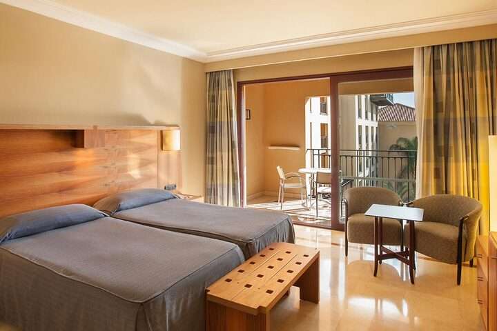 de slaapkamer van '2-persoonskamer, Zwembad- of tuinzicht, Voor allee'