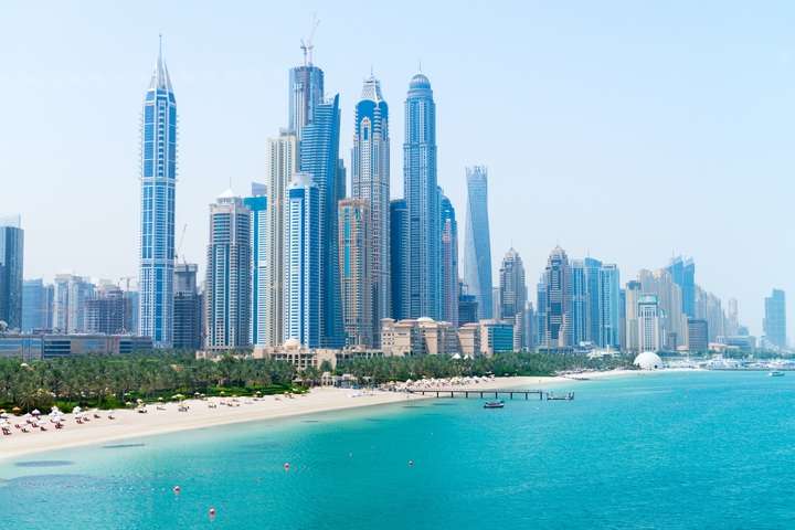 Strand in Dubai met de skyline op de achtergrond