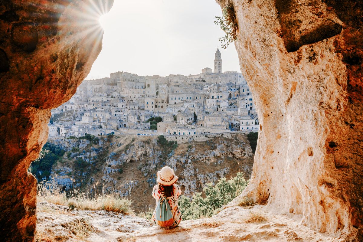 Bekijk de zonsondergang vanuit een grot