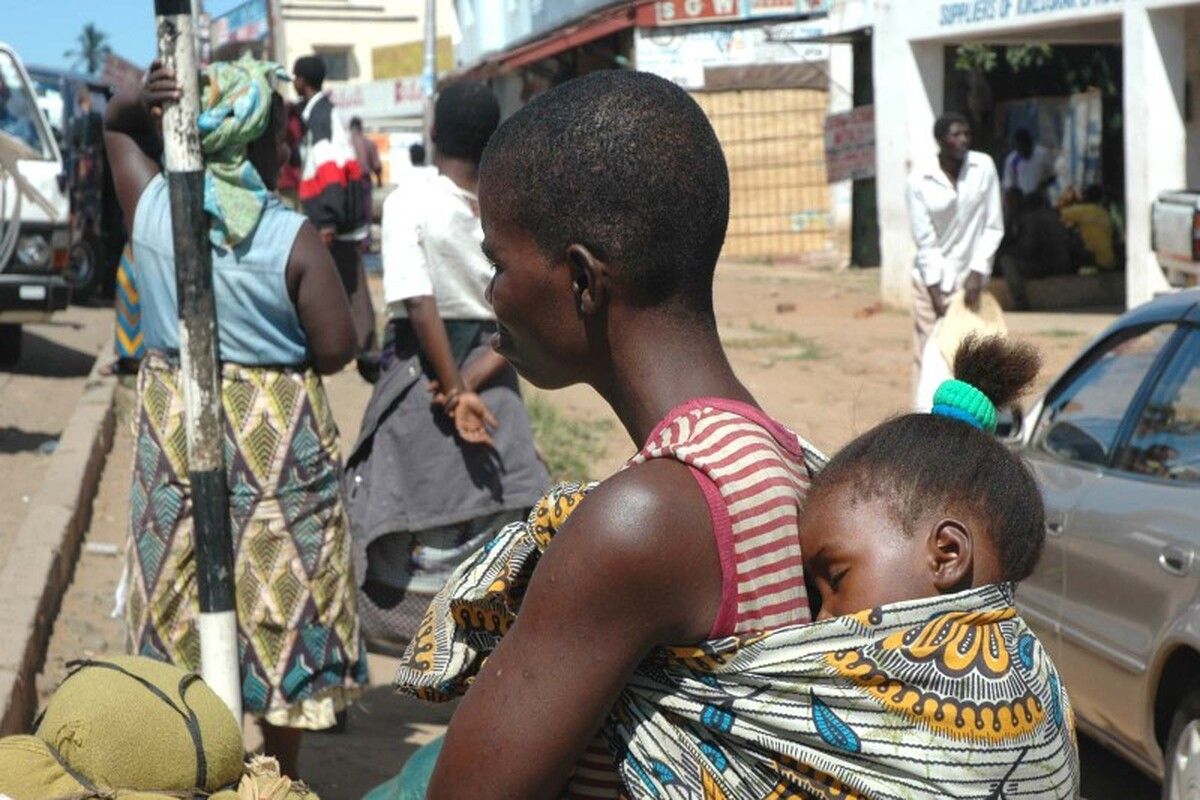 Mama met baby in wikkeldoek, Malawi, reizen, vakantie, Afrika