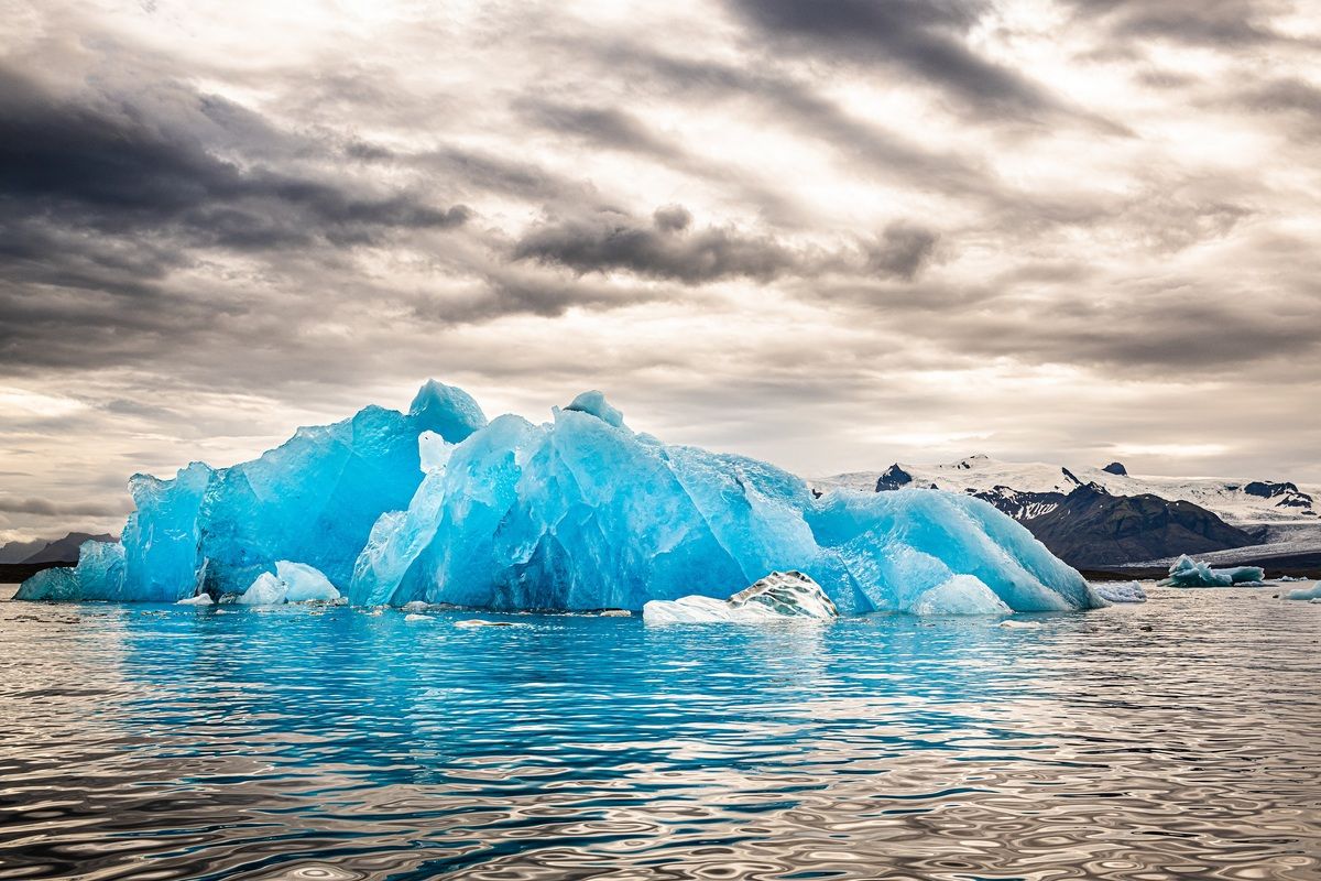 Blauwe ijsrotsen bij gletsjermeer J&ouml;kuls&aacute;rl&oacute;n