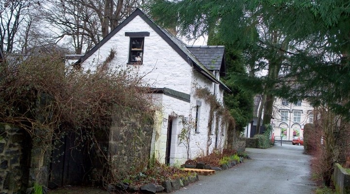 Witte cottage in straat Wales