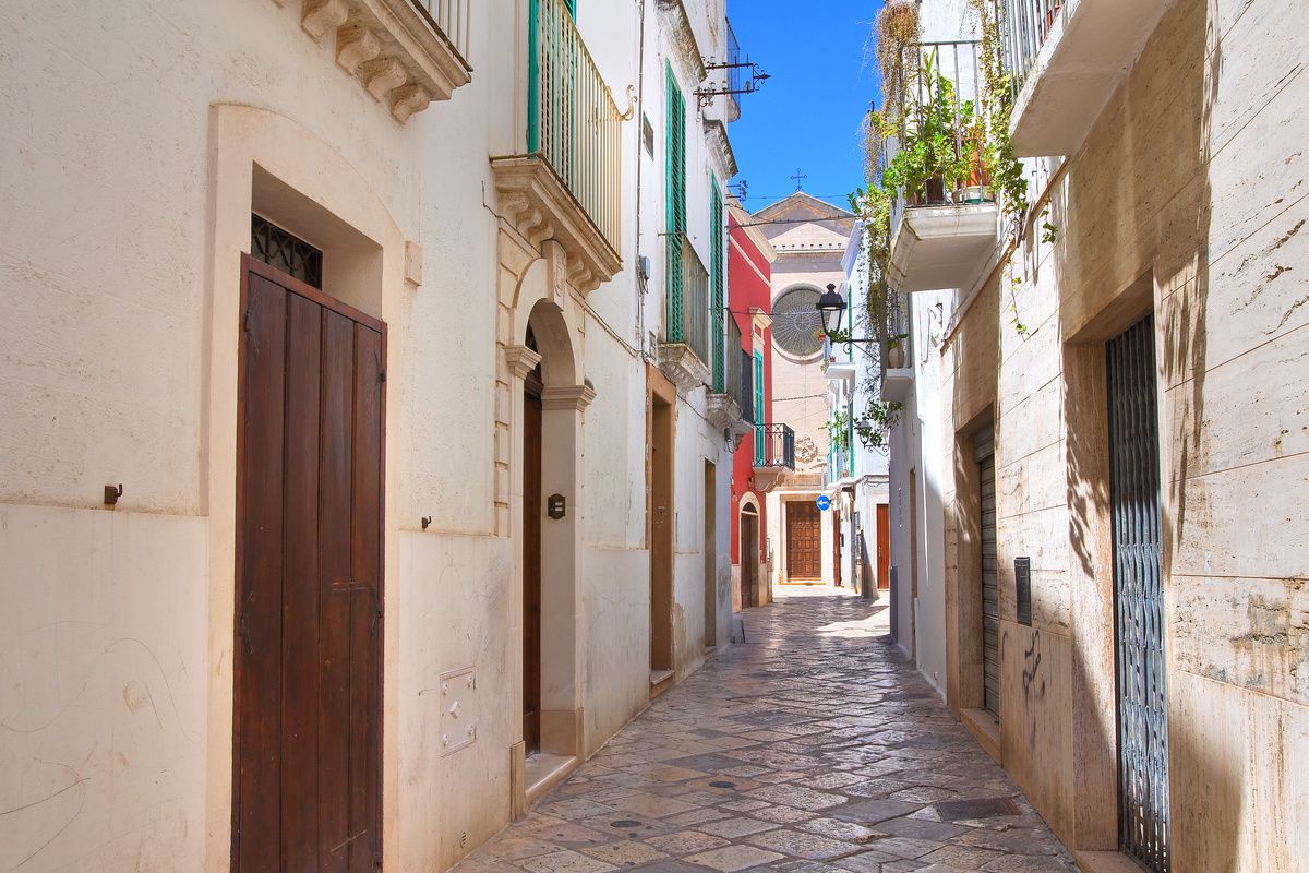 Authentiek steegje in Puglia