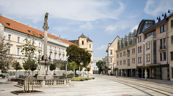Plein met standbeeld in Bratislava