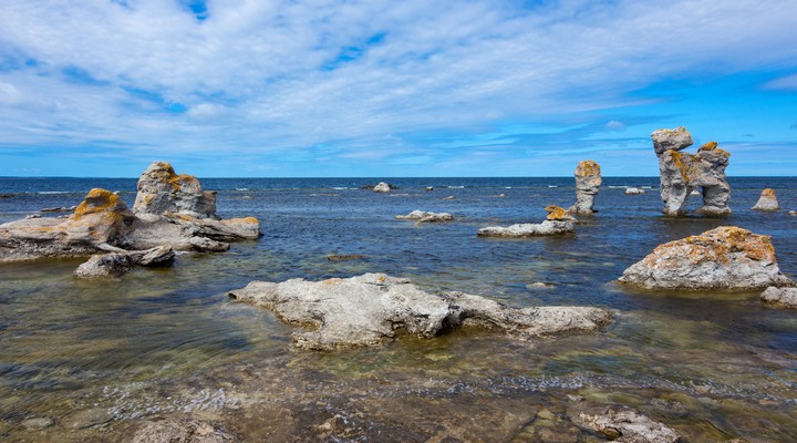 Rotsachtige kustlijn, eiland Faro in Gotland