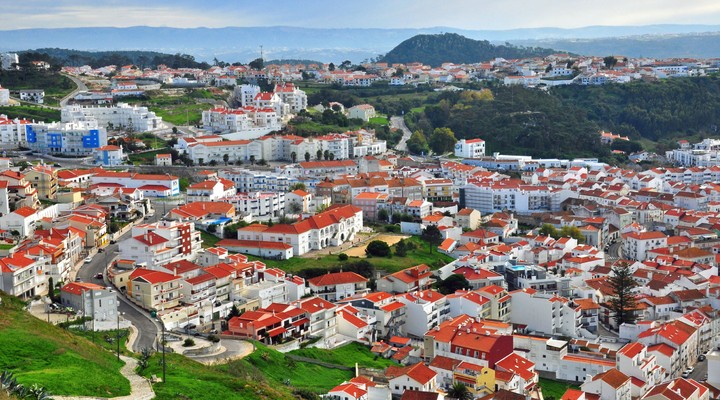 Nazar, dorp met veel witte huizen in Portugal