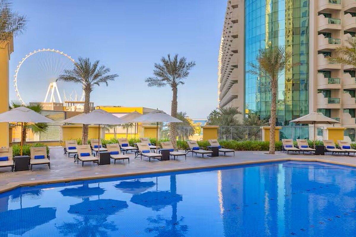 Eén van de twee zwembaden van het hotel