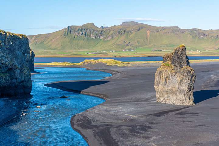De zwarte stranden met grillige rotspartijen van Vik