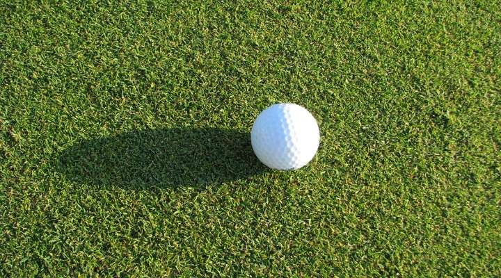 Golfbal in groen gras, Algarve