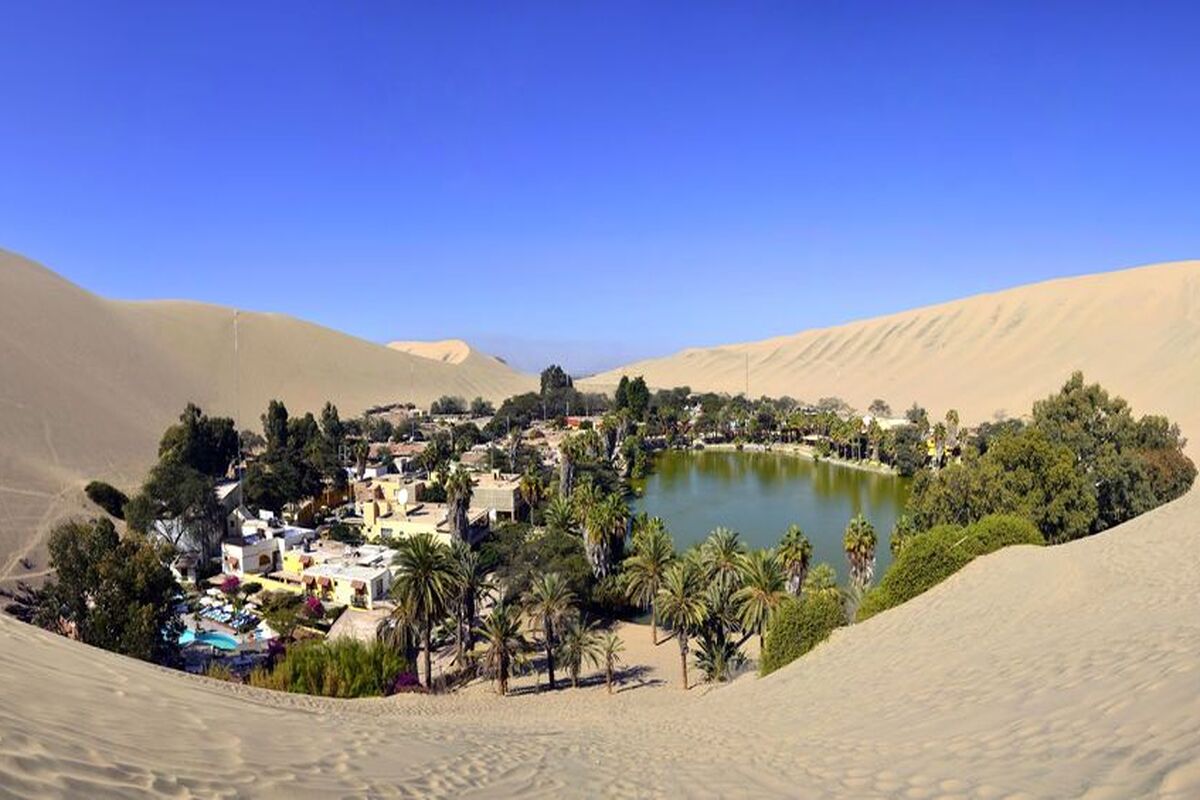 De Oase van Amerika met daaromheen het dorp Huacachina