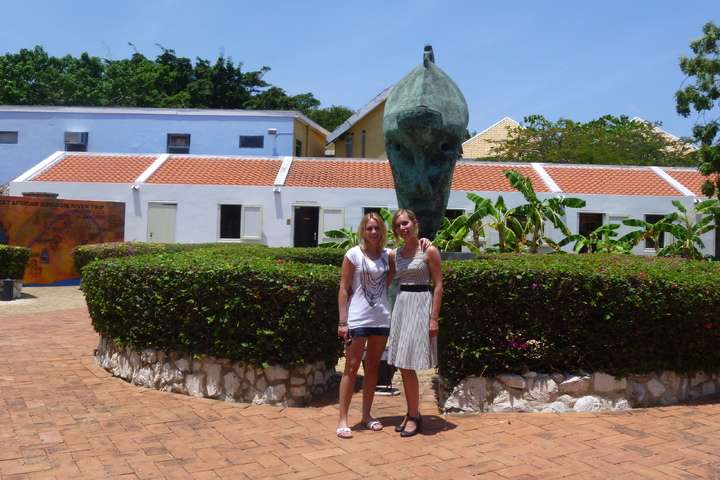 Op de binnenplaats van het Kura Hulanda museum