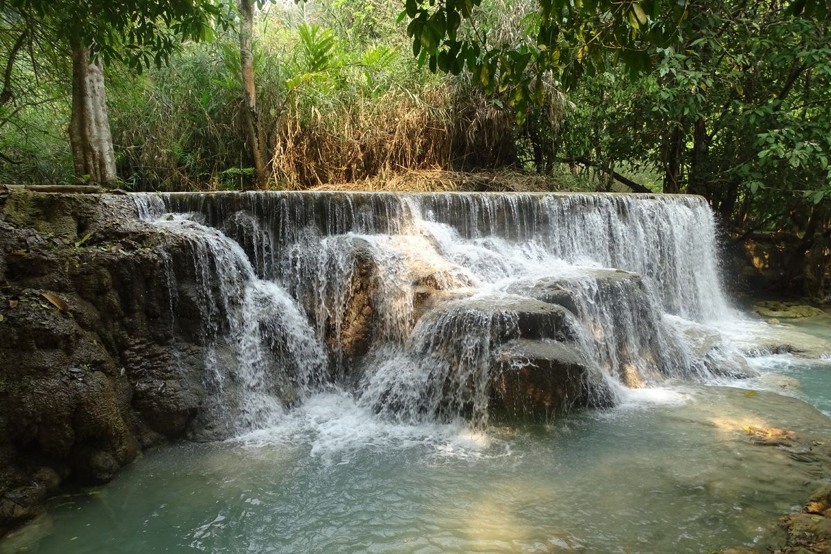 De oogverblindede mooie Kuang Si watervallen in een tropische omgeving