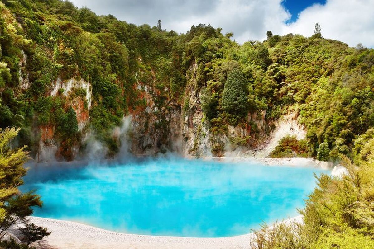 Het fel blauwe vulkanische meer Inferno Crater Lake