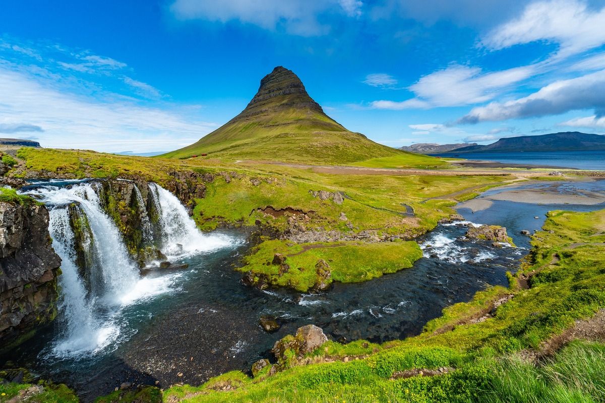 De heuvel Kirkjufell op Snaefellsnes