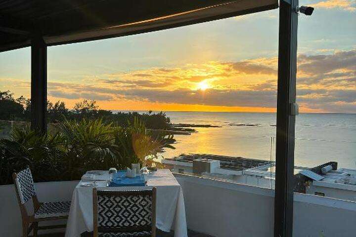 Het restaurant met zonsondergang