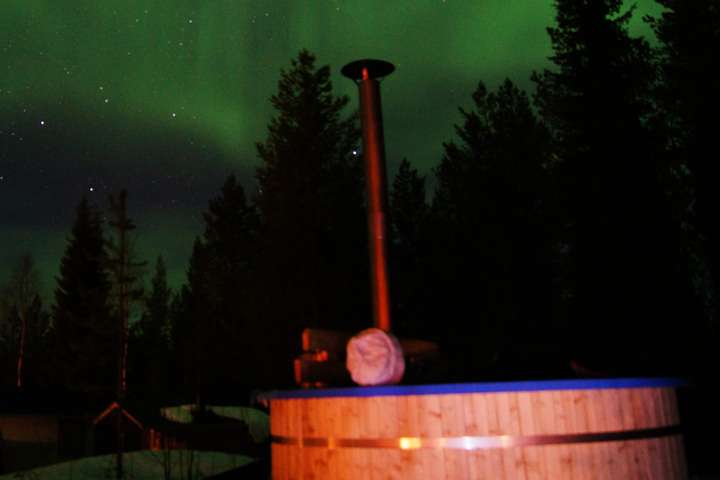 Vanuit de hottub het noordelicht aanschouwen ©Laplandtime