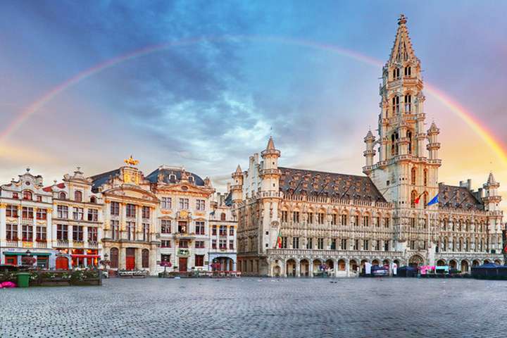 Regenboog over Grote Markt in Brussel