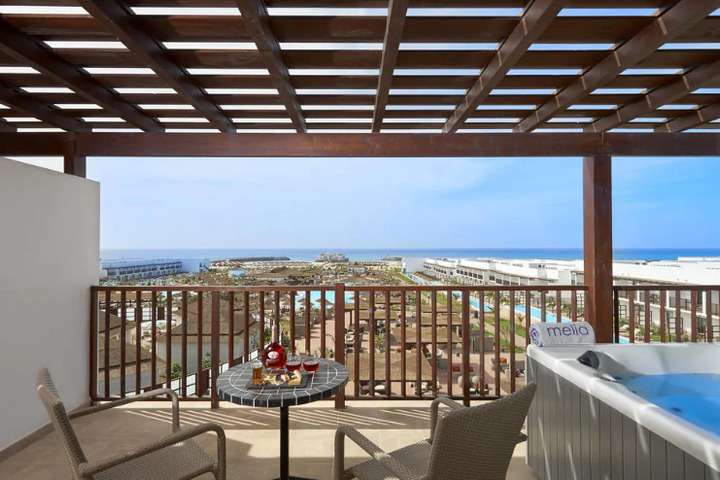 Balkon met jacuzzi van 'Grand Suite'