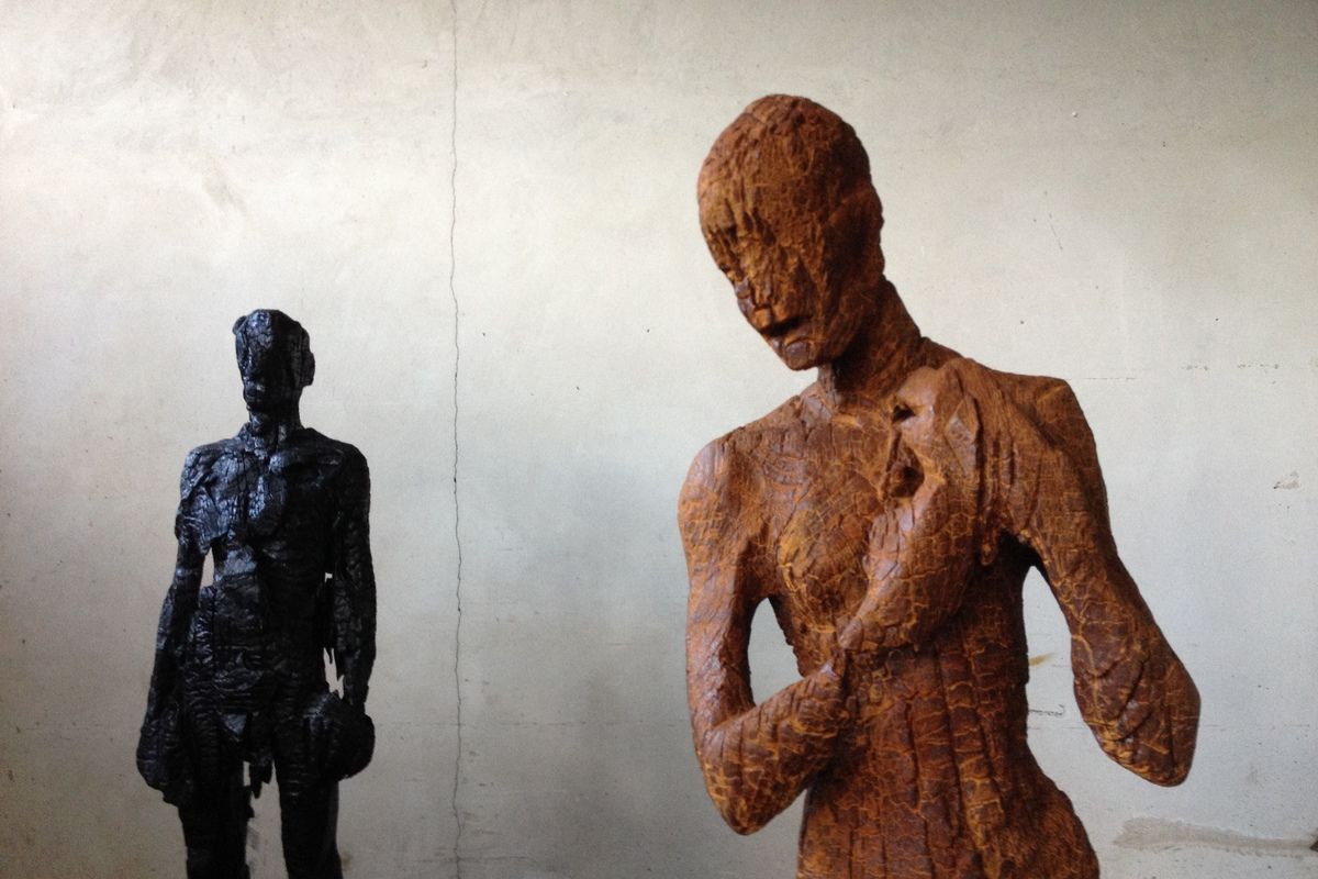 Kunst van houtsculptuurkunsternaar Aron Demetz