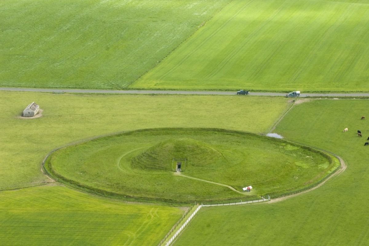 De grafheuvel Maeshowe ligt in een mooi fel groen graslandschap