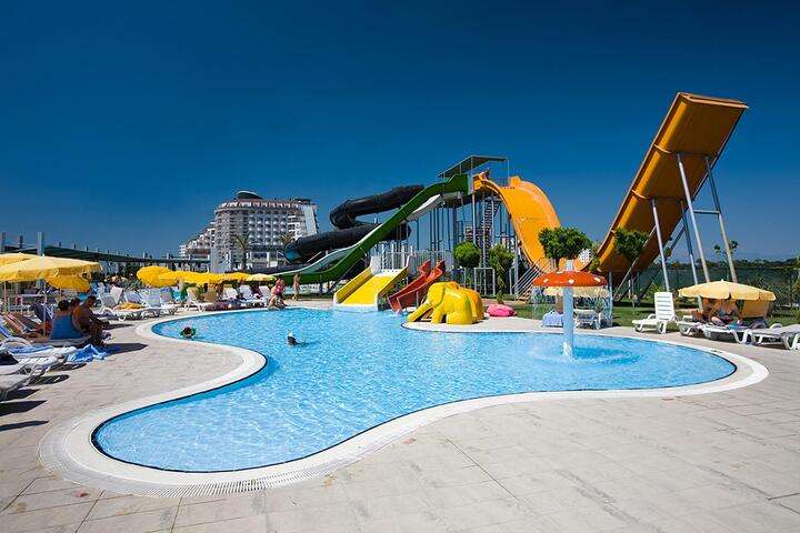 Een van de zwembaden bij Saturn Palace