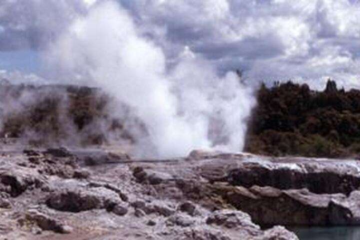 grootste geiser van Nieuw-Zeeland, de Pohutu, thermische park Rotorua