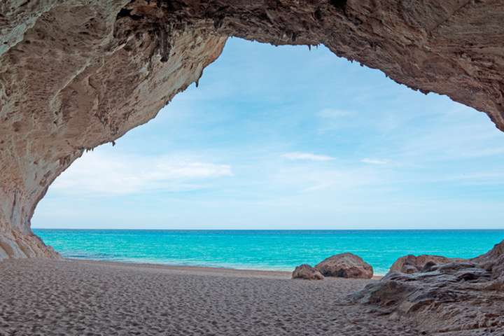 Zicht vanuit de grotten van Cala Luna