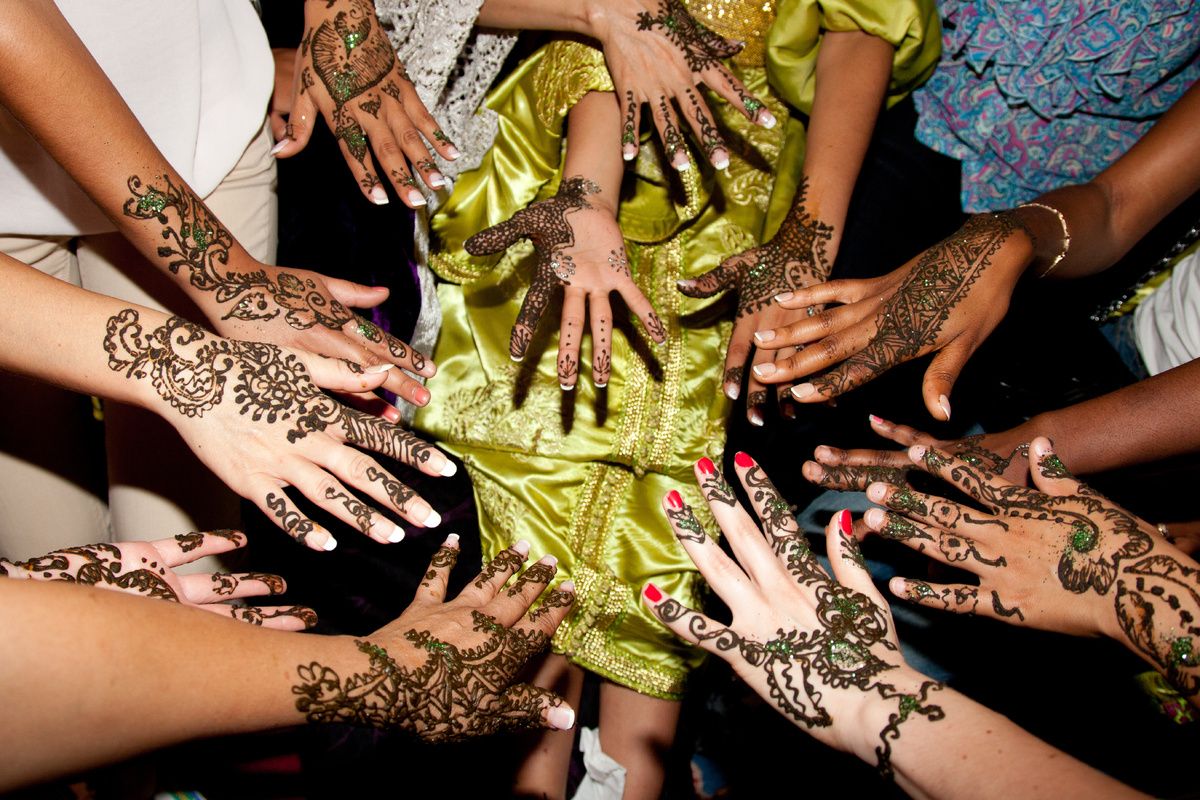 Vrouwen met Henna beschilderingen op hun hand