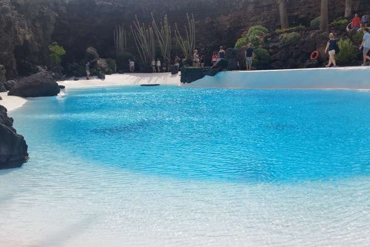 Zwembad in het huis van kunstenaar Marnrique