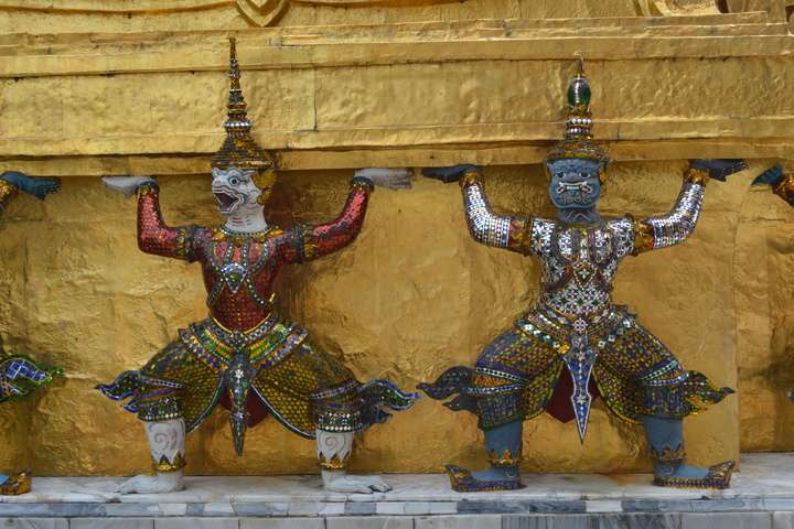 Beeldjes op de Wat Suthat Thepwararam tempel in de stad Bangkok in Thailand