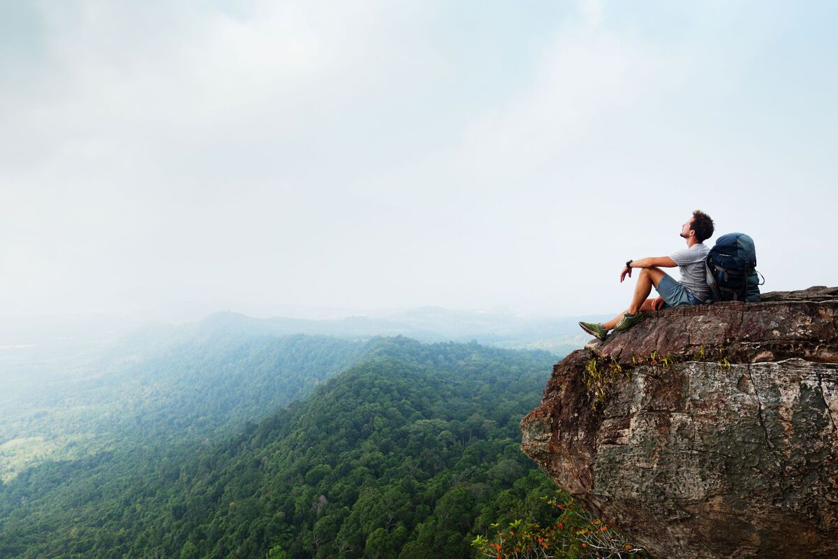 Een backpacker op een klif