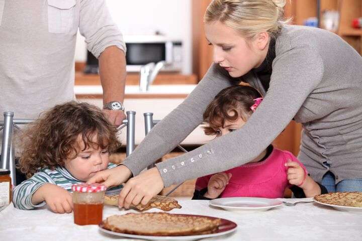 Au Pair geeft kinderen te eten