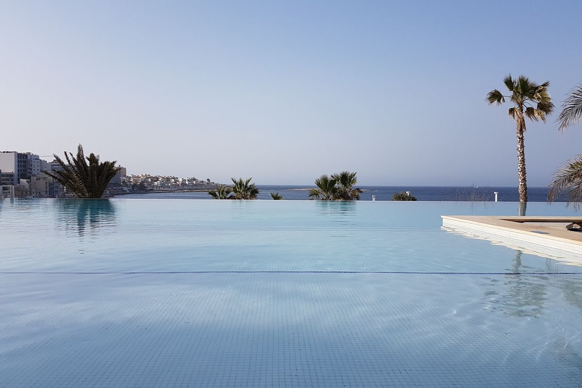 De infinity pool van Salini Resort