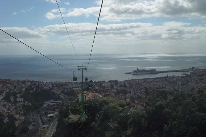 Met de kabelbaan naar een uitzichtpunt