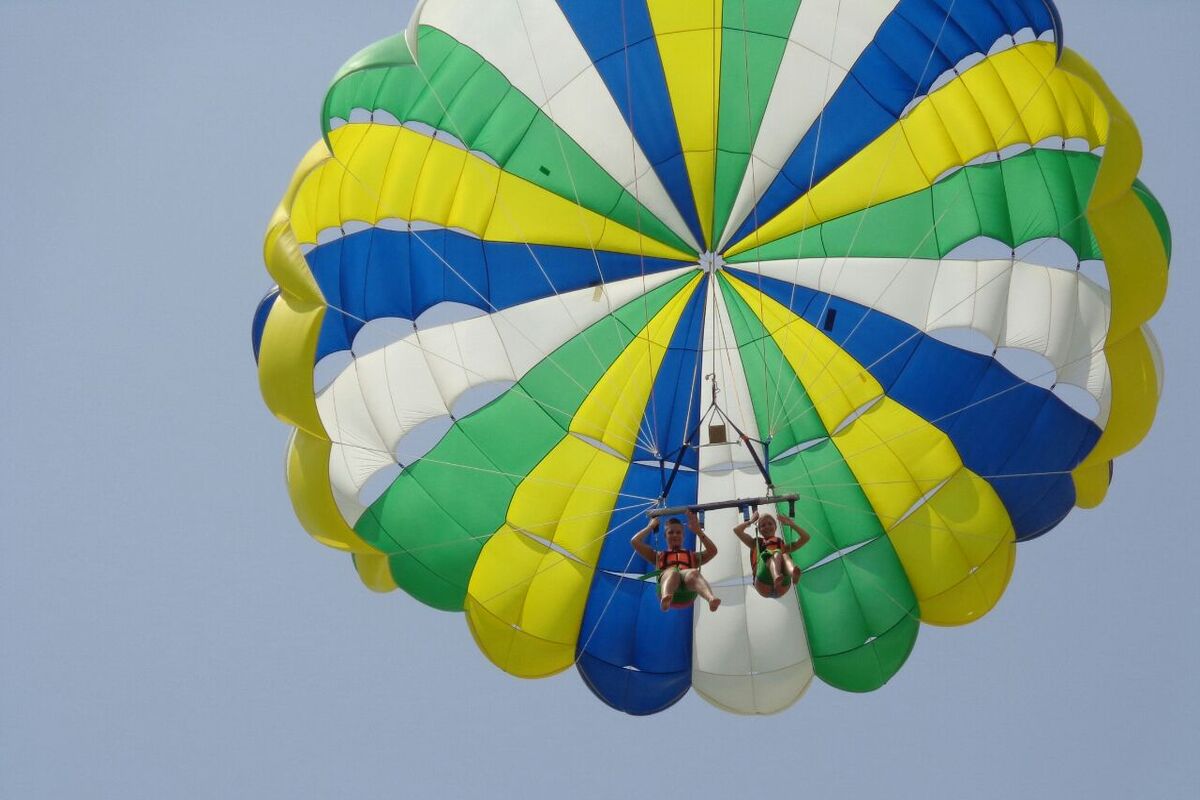 Parasailen in Side, Turkije