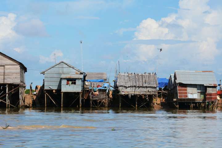 Huizen op het met Tonle Sap