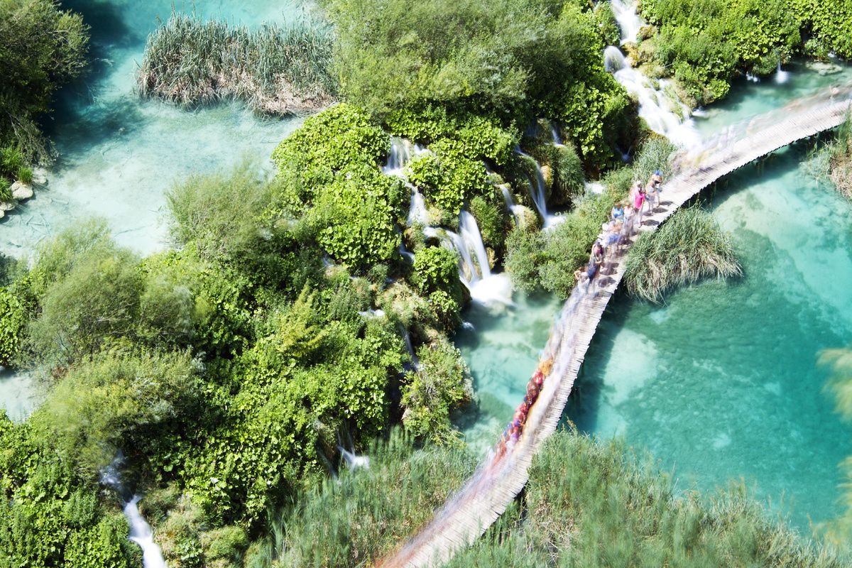 Looppad over een van de Plitvice Meren