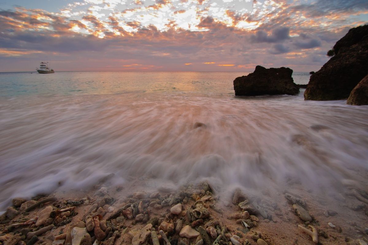 Kleurrijke zonsondergang op koraalstrand, Dawn Beach