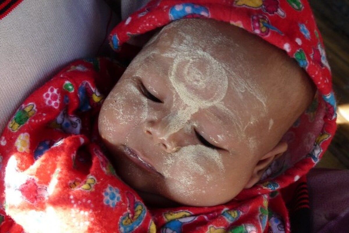 baby op bruiloft Myanmar