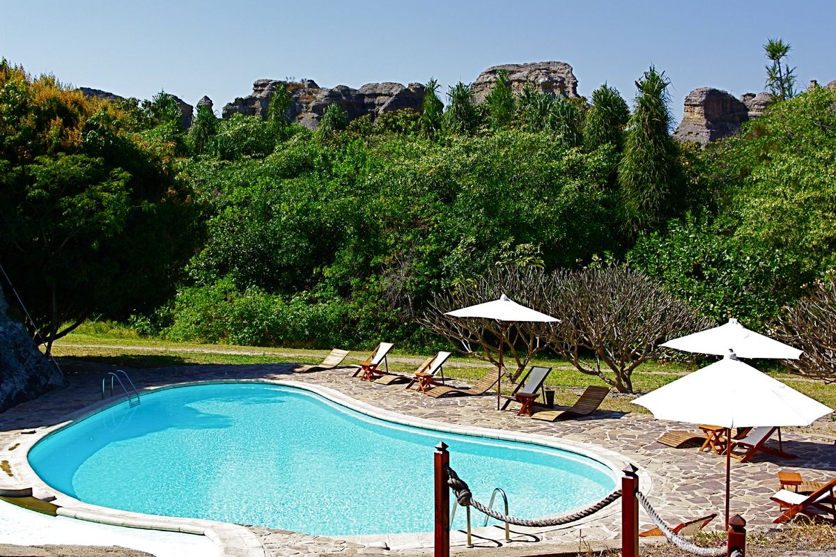 Het zwembad biedt een rustige plek om te ontspannen midden in de natuur