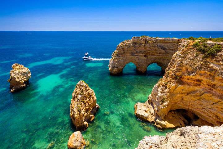 De beroemde bogen bij Praia da Marinha