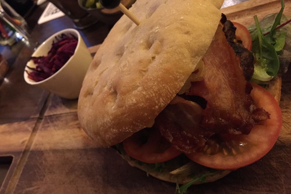 Heerlijke hamburger bij het Grand Caf&eacute;