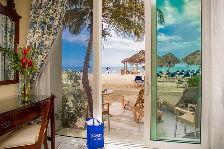 Beach Front Patio Room van 'Beach Front Patio Room'